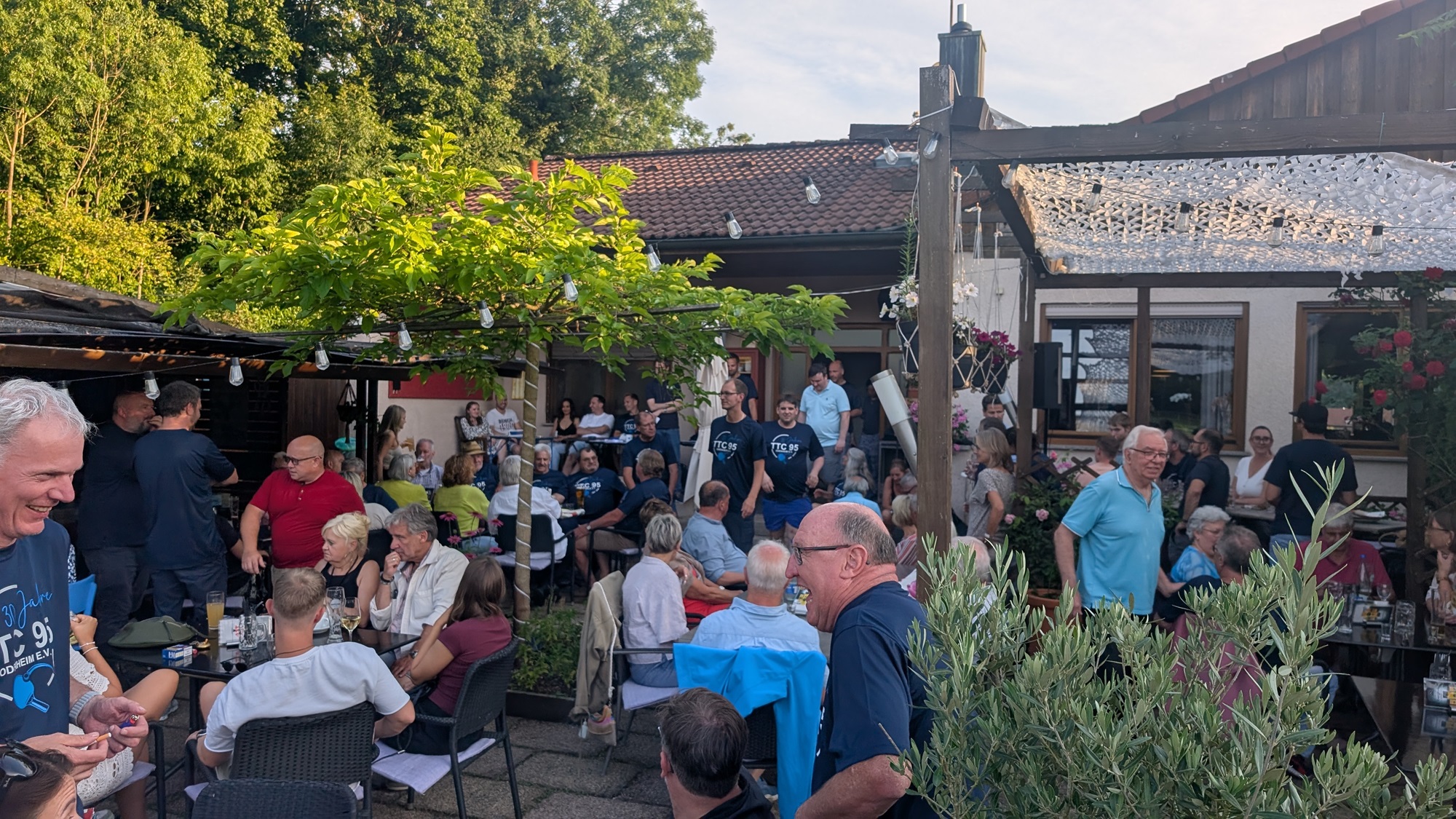 20250712_Schnes Ambiente im Biergarten_hp.jpg